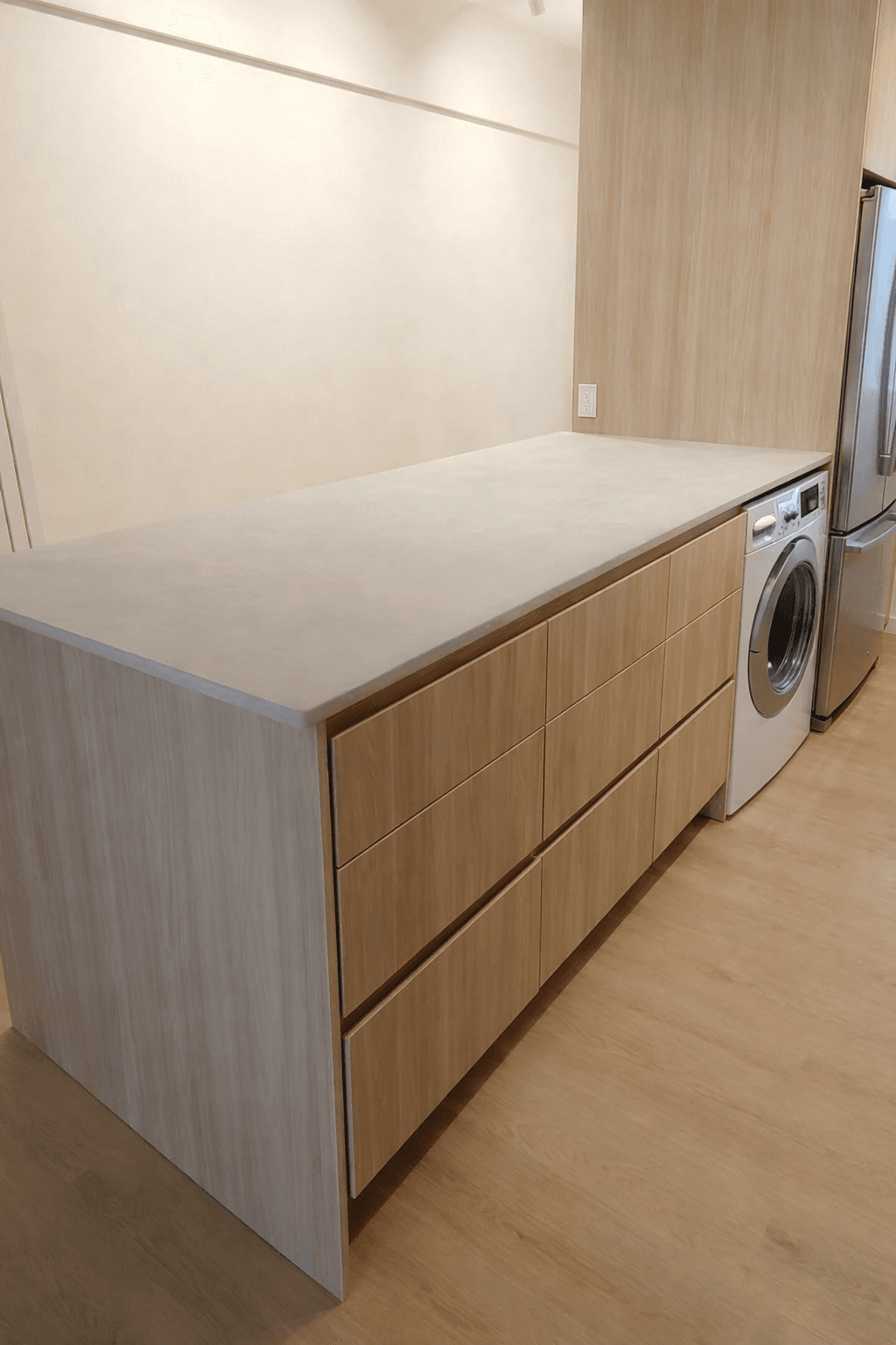 Cocina con isla y cajoneras a medida
