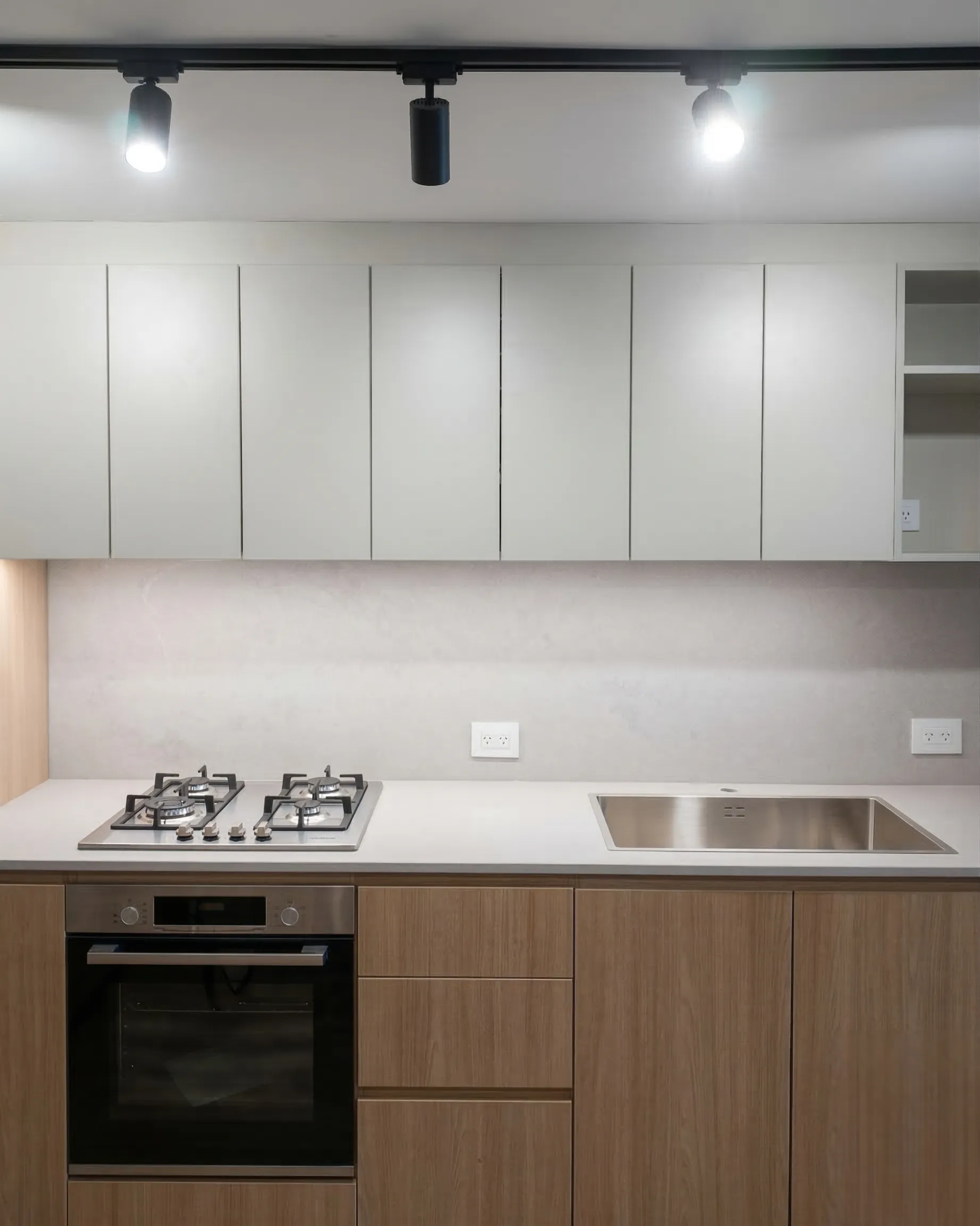 Cocina con alacenas y cajoneras a medida