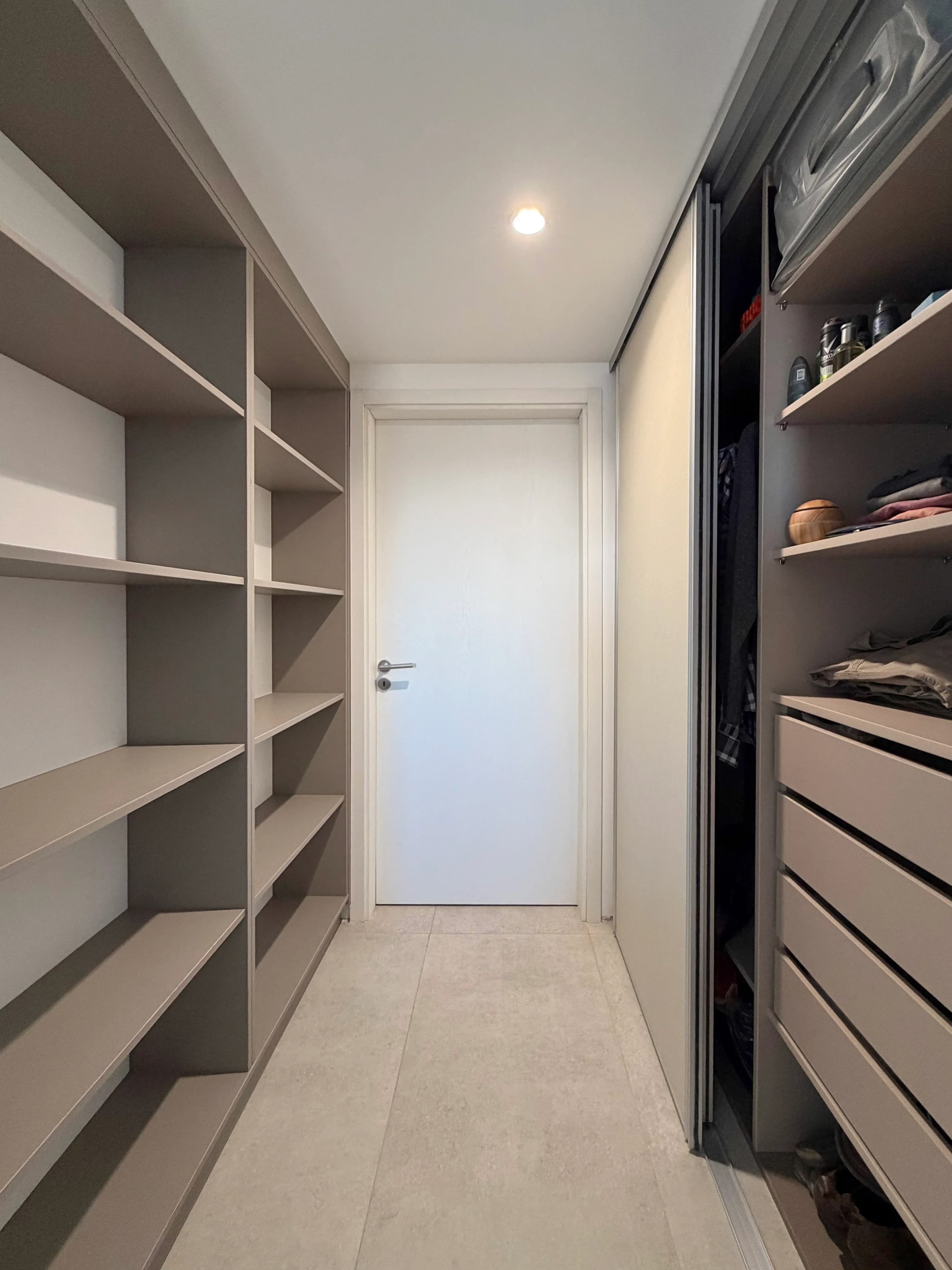 Placard walk-in con interior a medida y puertas corredizas